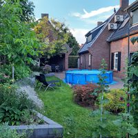 Zeer ruime woning met grote tuin nabij bos en centrum met zwembad, trampoline, airco
